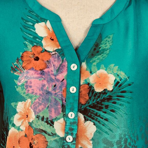 Soft Surroundings Petite Large Top Floral 3/4 Roll-Tab Sleeves V-Neck Semi-Sheer - Picture 2 of 9